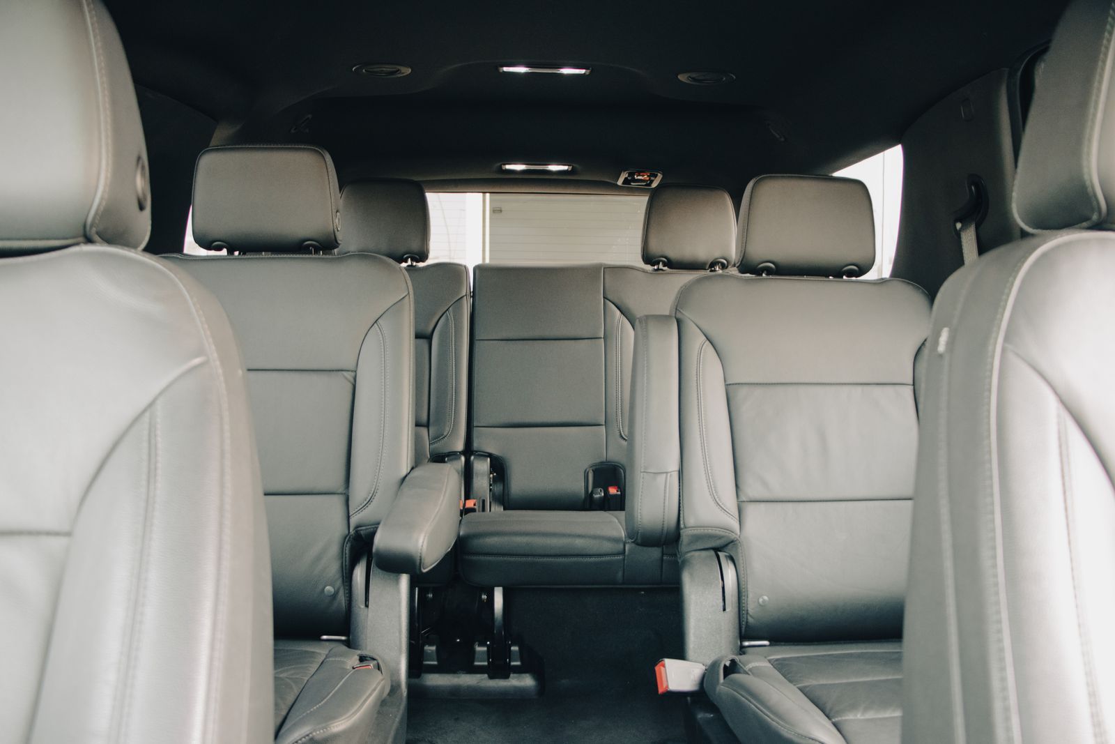 Interior de van premium com bancos de couro cinza